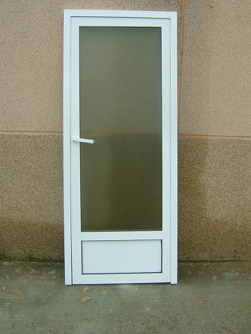 Puerta abatible una hoja con zcalo de chapa doble manivela y condena interior,con cristal opaco.